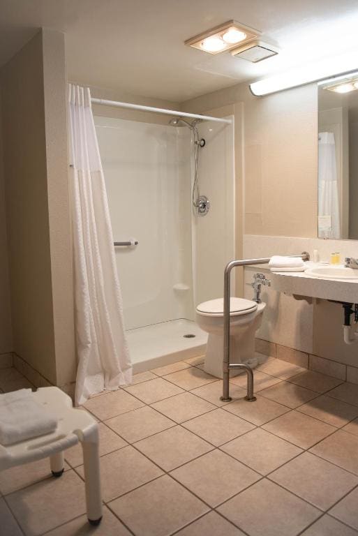 1 King Bed, Mobility Accessible Room, Bathtub w/ Grab Bars, Non-Smoking room - Image 3