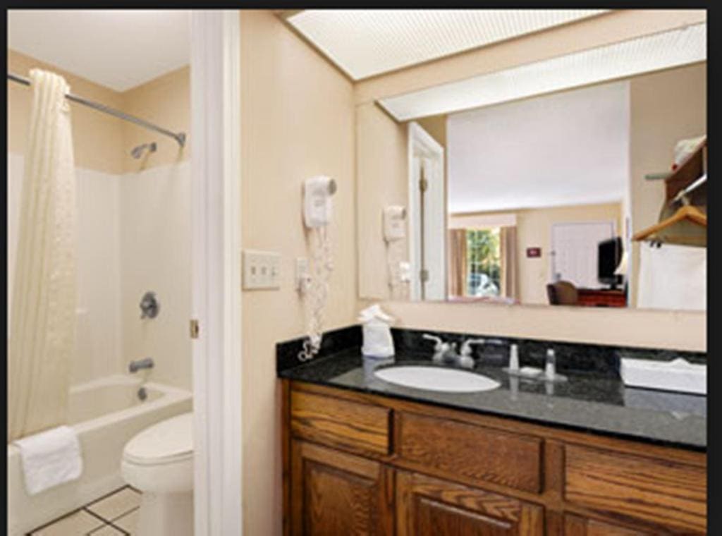 King Room - Disability Access/Non-Smoking room - Image 2