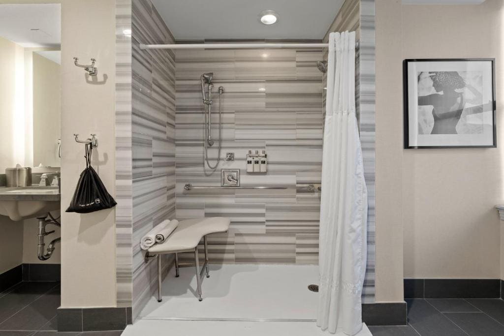 Premium Corner King Room - Mobility Accessible with Tub and City View room - Image 1