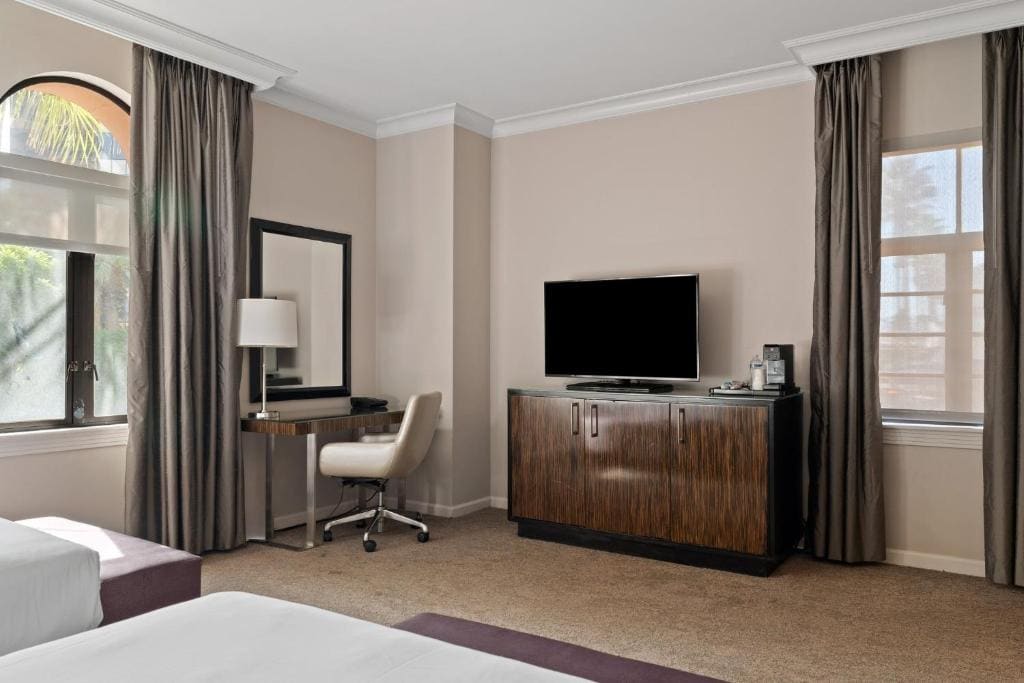 Premium Double Room with Two Double Beds and City View room - Image 3
