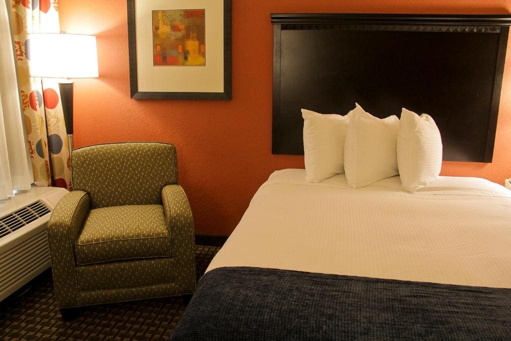 Business Queen Room with Two Queen Beds room - Image 3