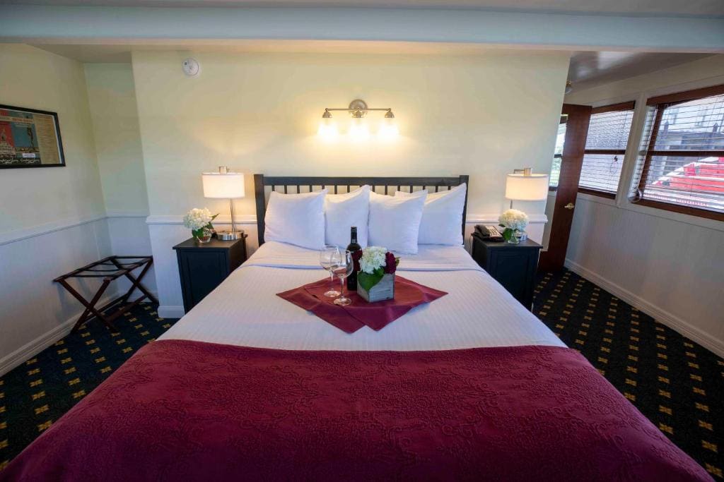 Deluxe Double Room with River View - Disability Access room - Image 2