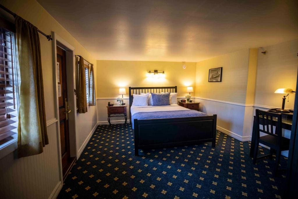 River View Queen Stateroom room - Image 3