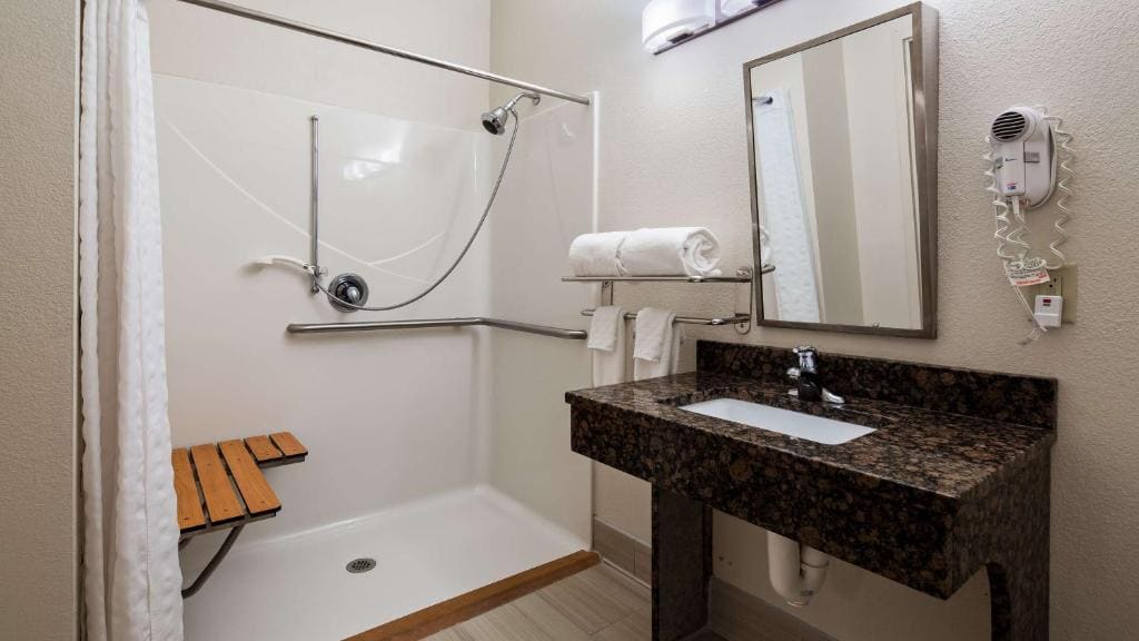 King Room with Bathtub - Disability Access/Non-Smoking room - Image 2