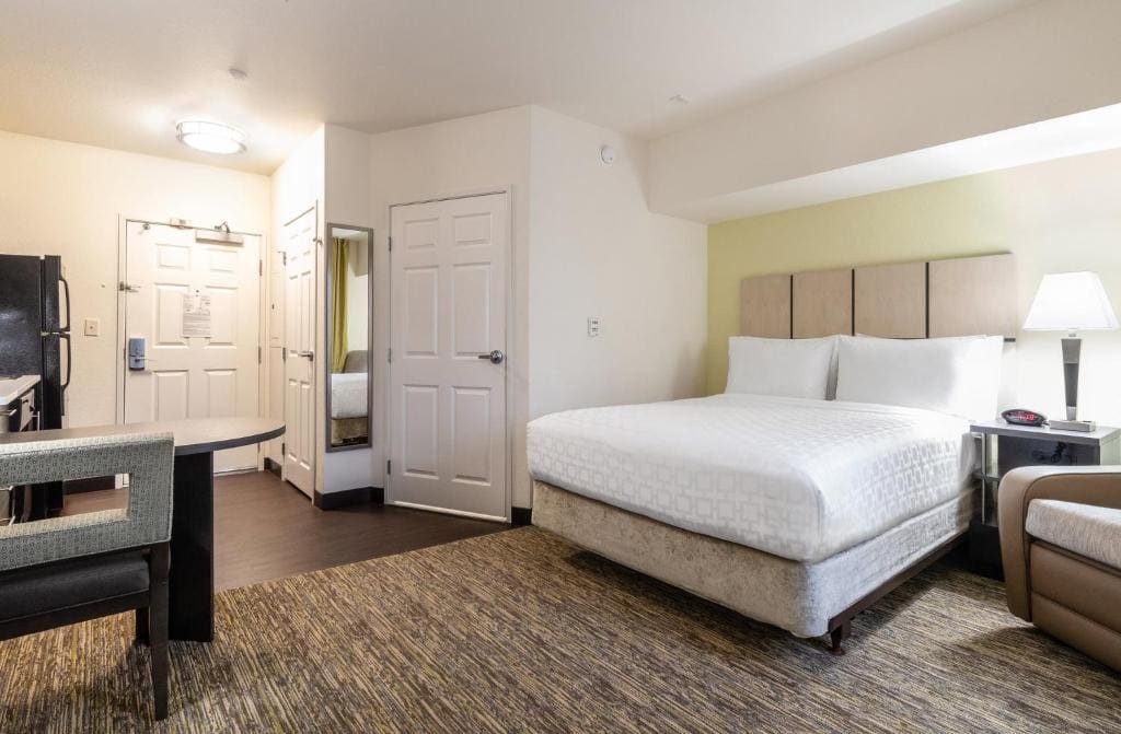 King Studio Suite with Bath Tub - Mobility Access room - Image 2