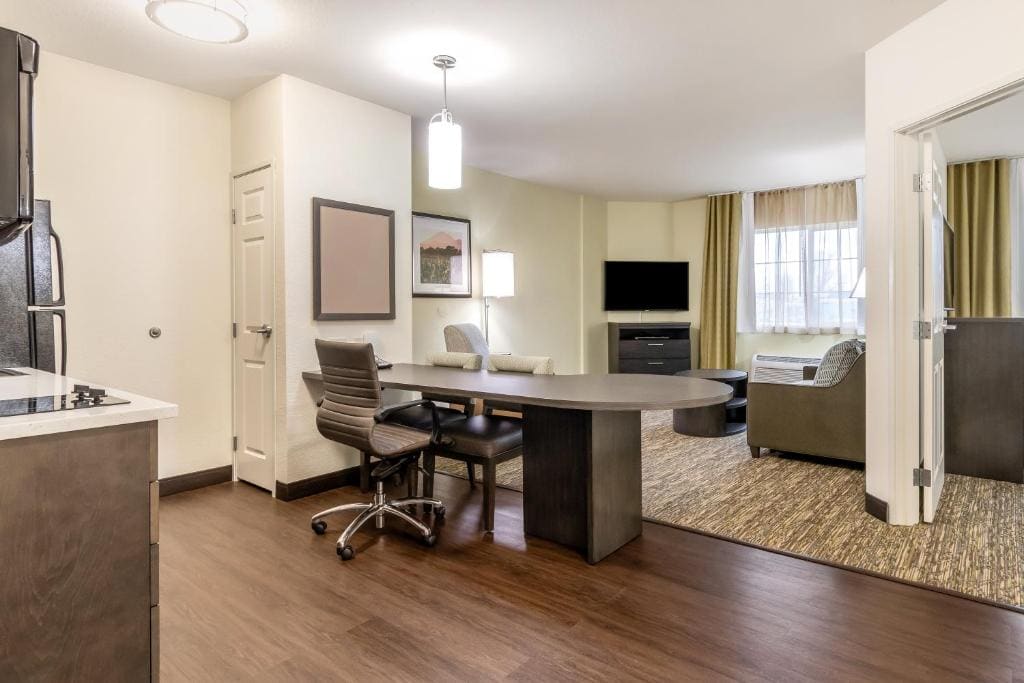 One-Bedroom King Suite room - Image 2