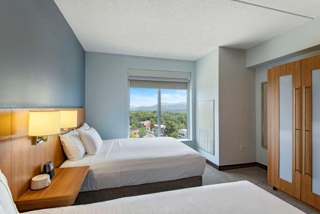 Queen Room with Two Queen Beds and Mountain View room - Image 1