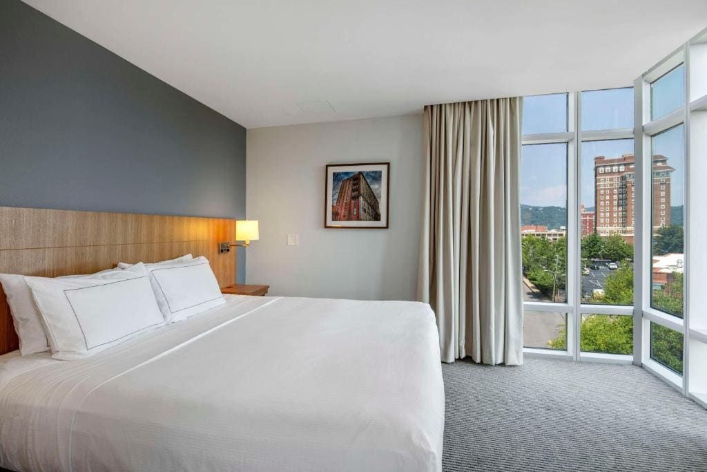 Corner King Room with City View room - Image 2