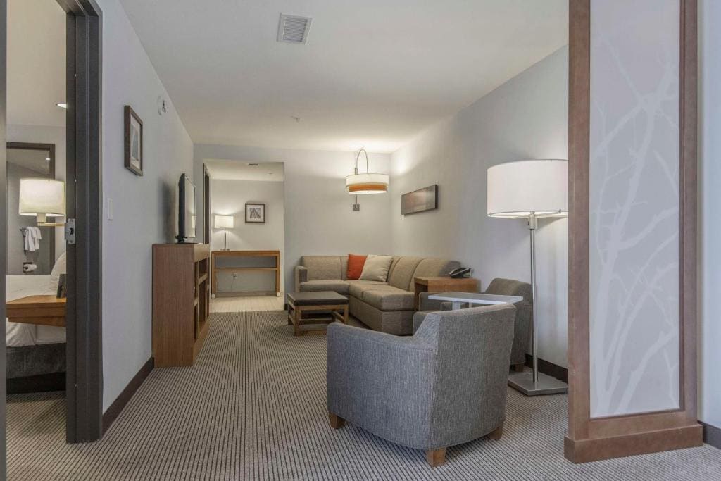 King Suite with Mountain View room - Image 2