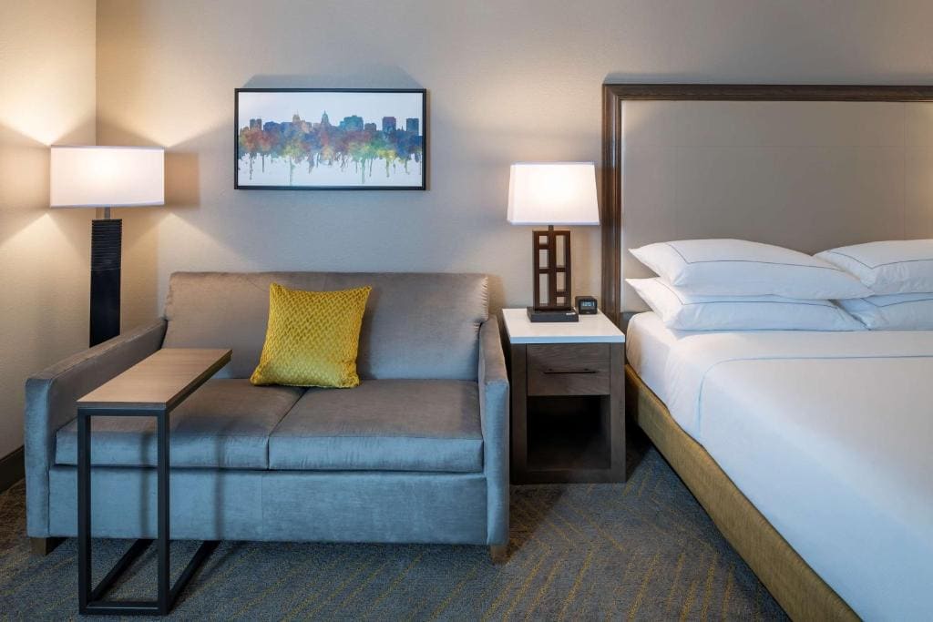 King Room with Sofa Bed - Hearing Accessible room - Image 2