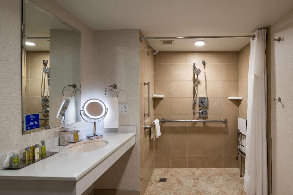 King Room with Roll-In Shower - Mobility Access room - Image 3