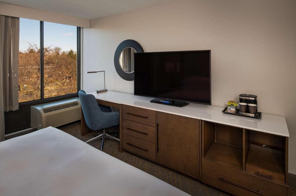 King Room with Roll-In Shower - Mobility Access room - Image 2