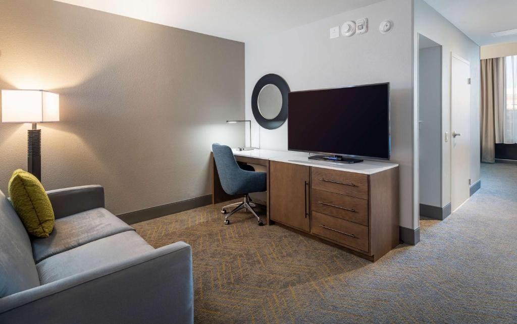 King Studio Suite with Bath Tub - Mobility Access room - Image 3