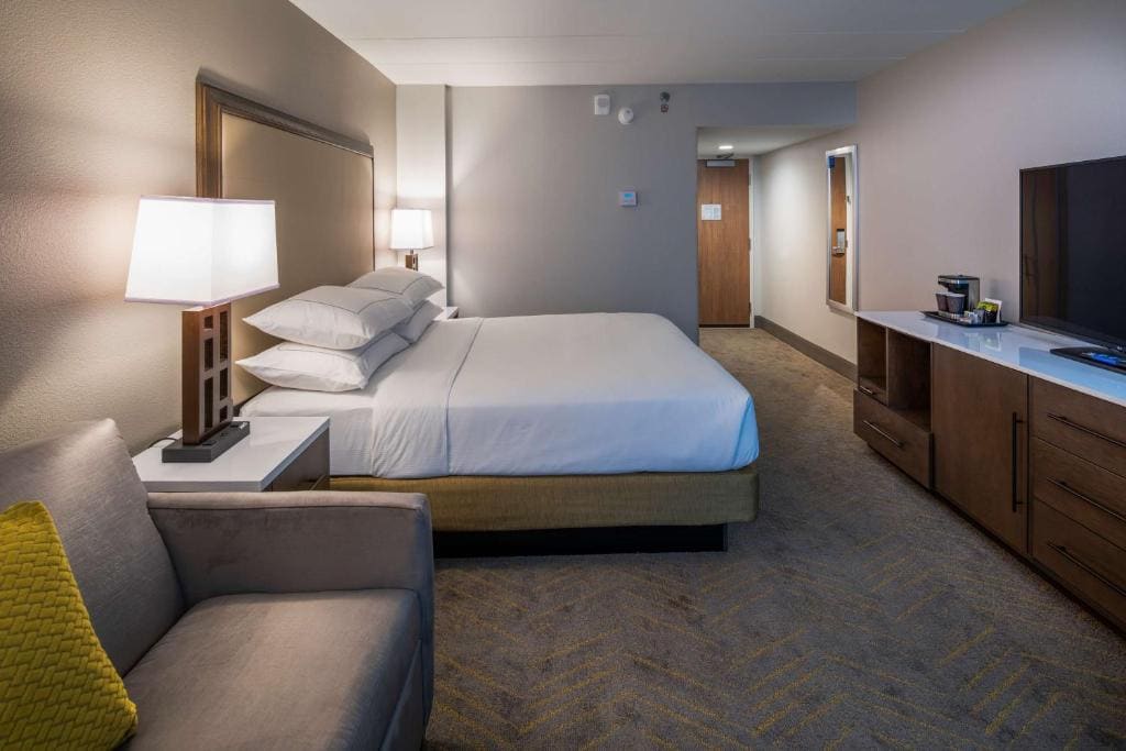 King Room with Sofa Bed - Hearing Accessible room - Image 1