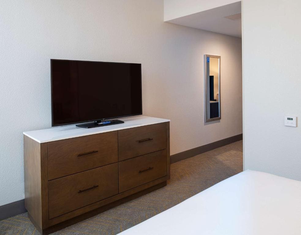 King Studio Suite with Bath Tub - Mobility Access room - Image 2