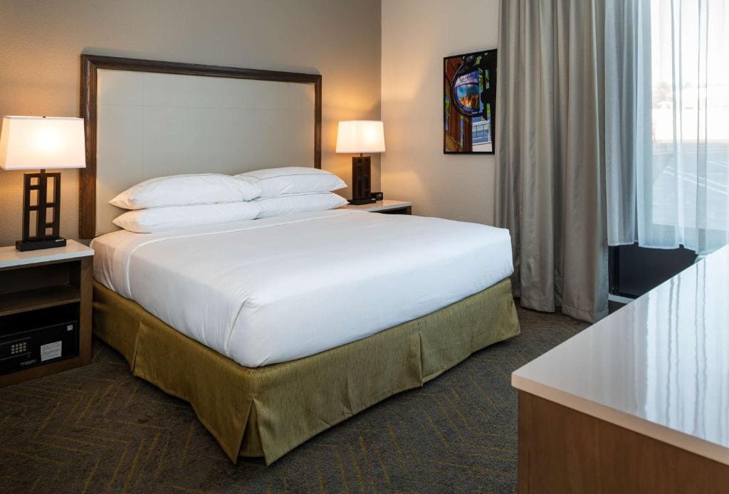 King Studio Suite with Bath Tub - Mobility Access room - Image 1