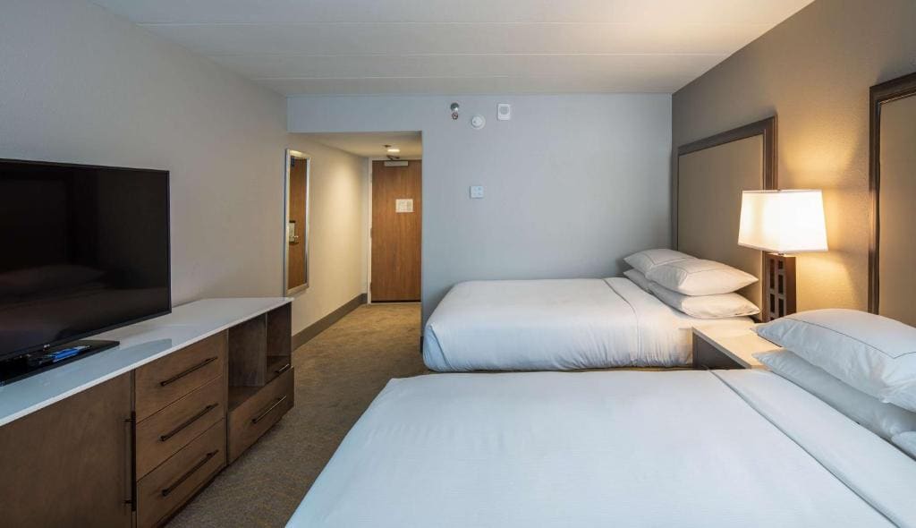 Queen Room with Two Queen Beds - Hearing Access room - Image 2