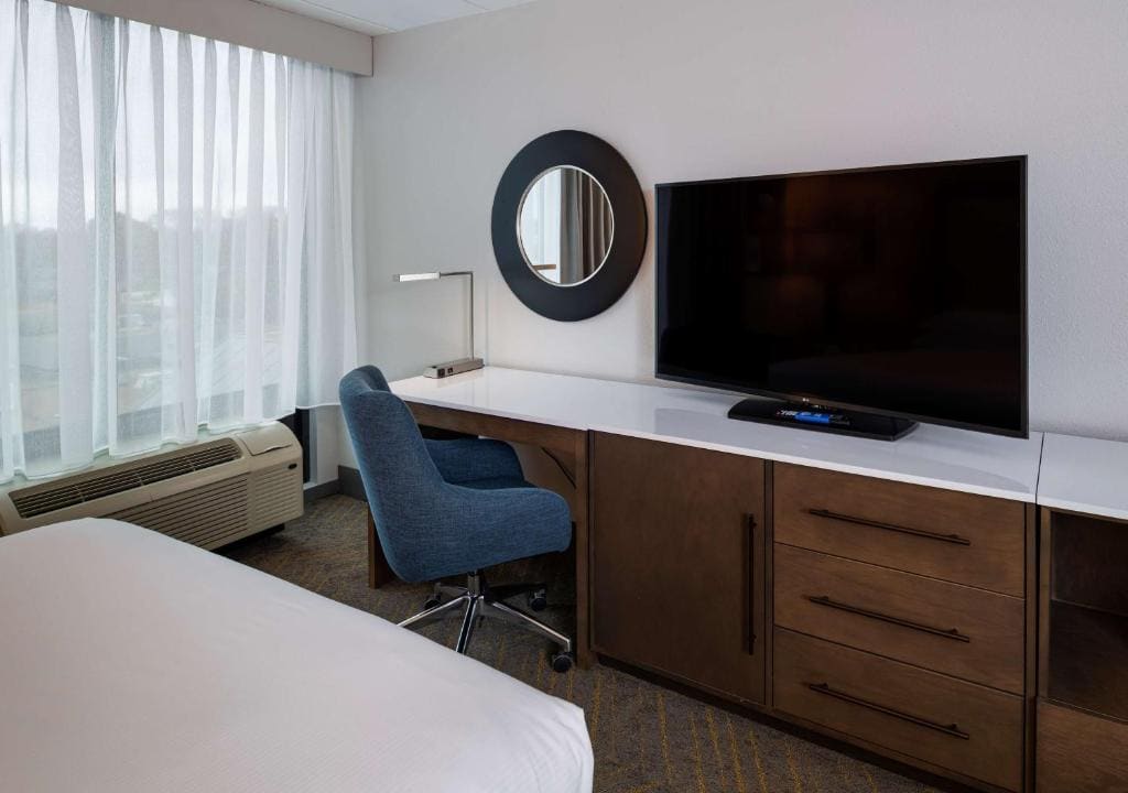 Queen Room with Two Queen Beds - Hearing Access room - Image 3