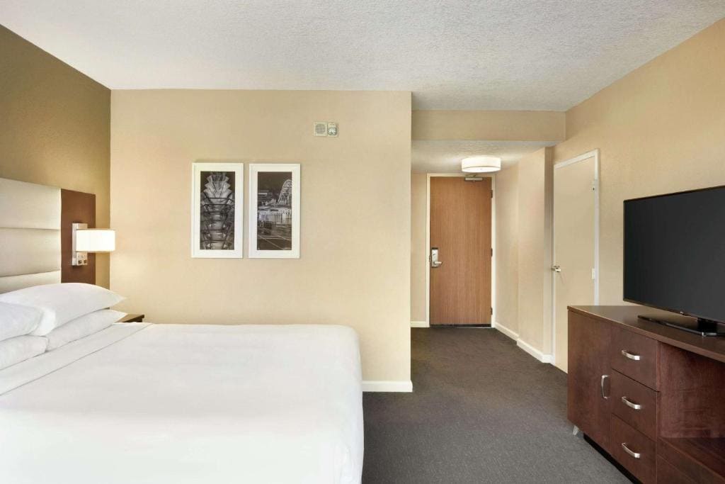 King Room - Disability Access/Roll-in Shower room - Image 1