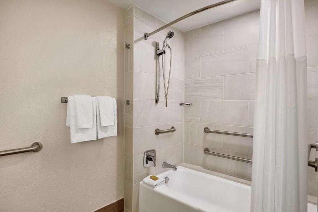 King Room with Bath Tub - Disability Access room - Image 3
