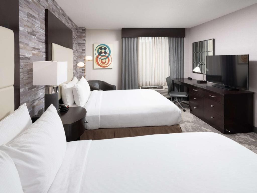 Queen Room with Two Queen Beds - Non-Smoking room - Image 2