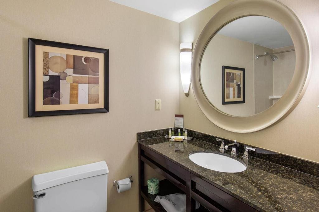Deluxe Queen Room with Two Queen Beds and Panoramic City View room - Image 1