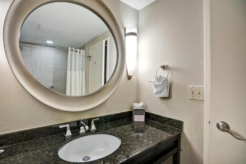 Deluxe Queen Room with Two Queen Beds and Panoramic City View room - Image 2
