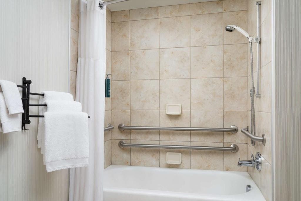 Double Room with Two Double Beds and Bath Tub - Mobility and Hearing Access/Non-Smoking room - Image 3