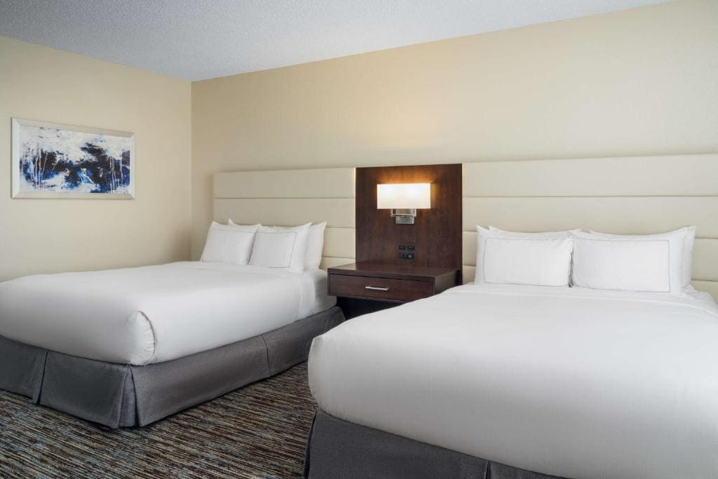 Double Room with Two Double Beds and Bath Tub - Mobility and Hearing Access/Non-Smoking room - Image 1