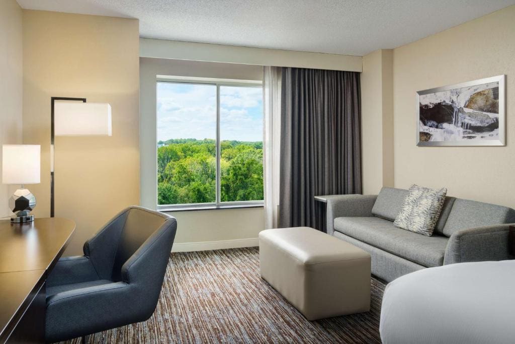 King Room with Sofa Bed - Non-Smoking room - Image 3