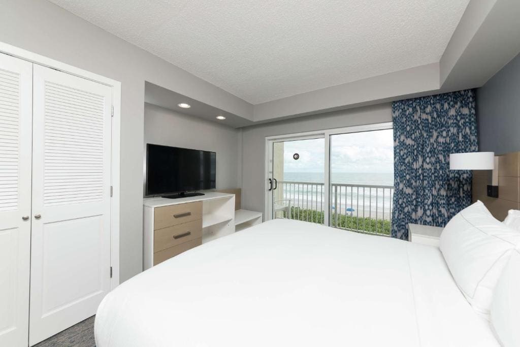 King Suite with Roll-In Shower - Mobility/Hearing Accessible/High Floor room - Image 1