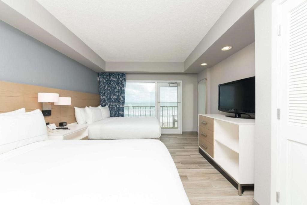Queen Room with Two Queen Beds and Ocean View - Mobility Accessible/Non-Smoking room - Image 2
