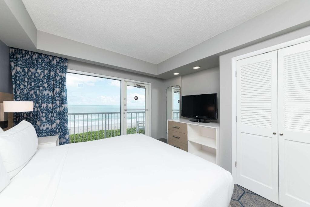Queen Suite - Disability Access with Oceanfront View room - Image 3
