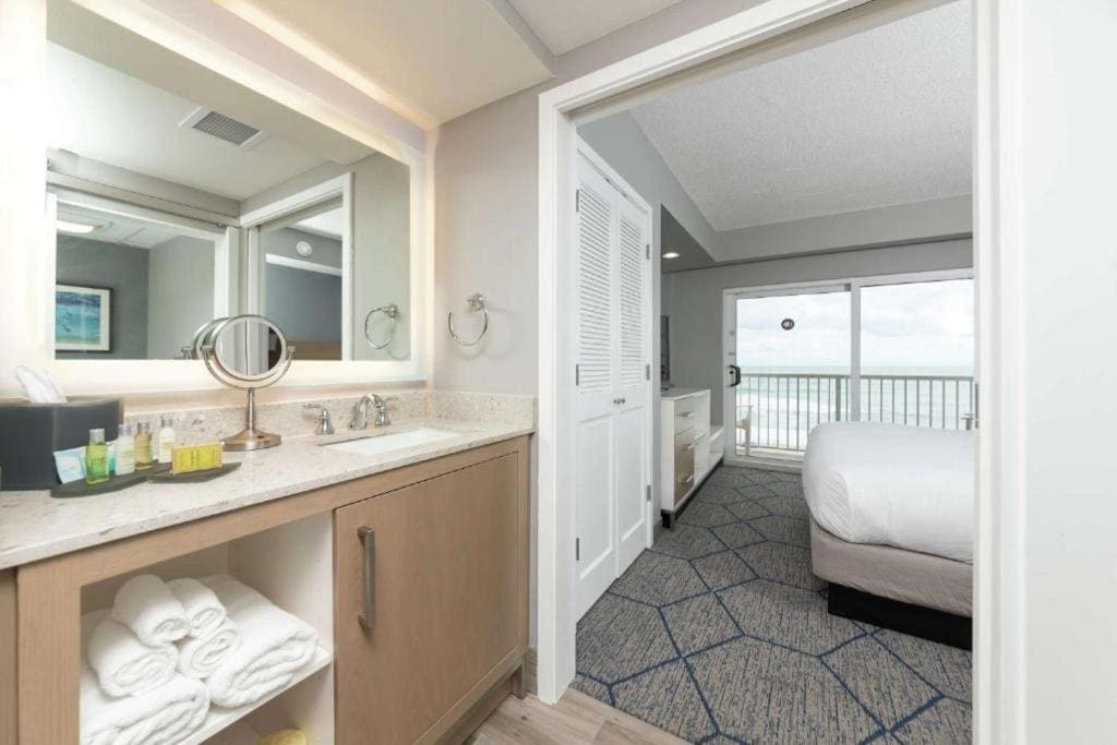 King Suite with Roll-In Shower - Mobility/Hearing Accessible/High Floor room - Image 2