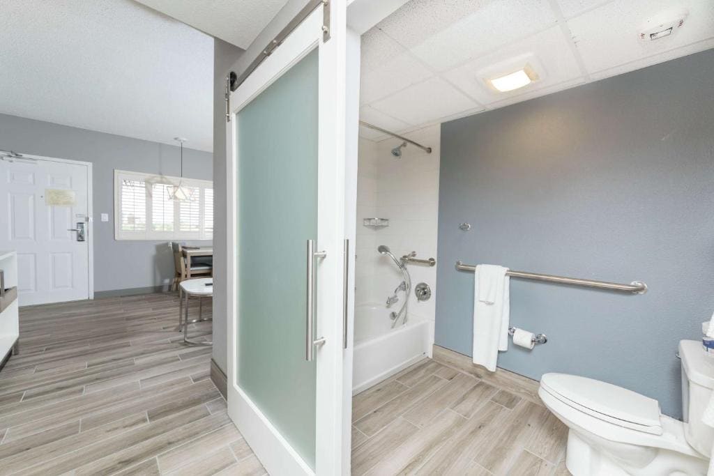 Queen Suite - Disability Access with Oceanfront View room - Image 2