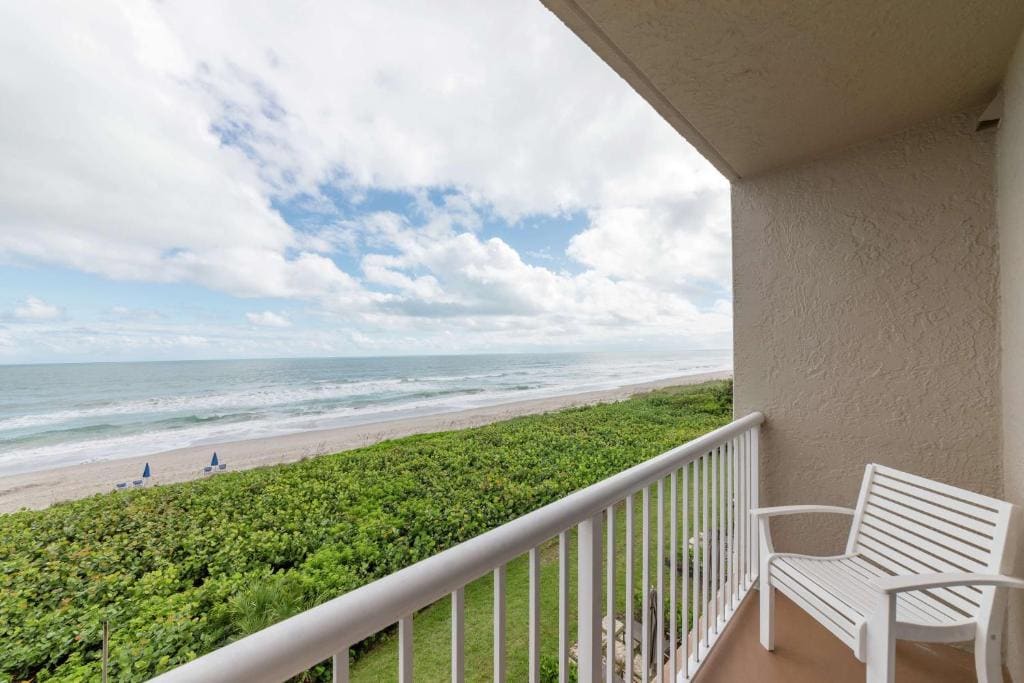 Queen Suite - Disability Access with Oceanfront View room - Image 1