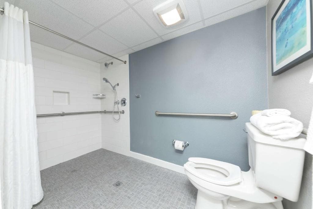 Queen Room with Two Queen Beds and Ocean View - Mobility Accessible/Non-Smoking room - Image 3