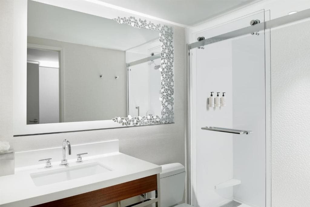 One-Bedroom Suite with One King Bed - Hearing Accessible room - Image 2