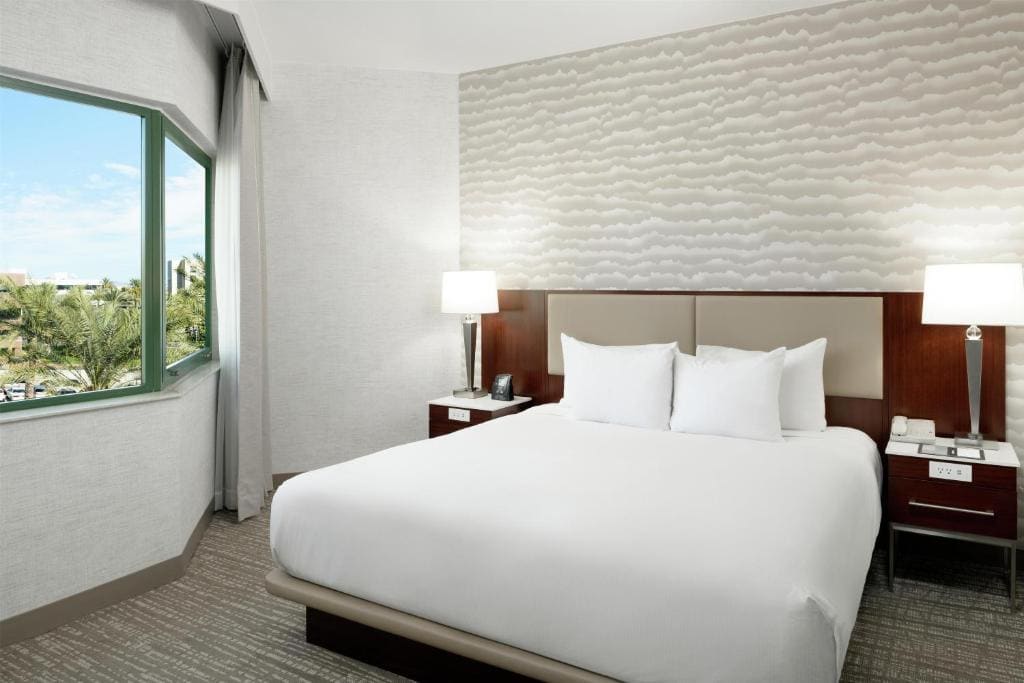 One-Bedroom Suite with One King Bed - Hearing Accessible room - Image 1