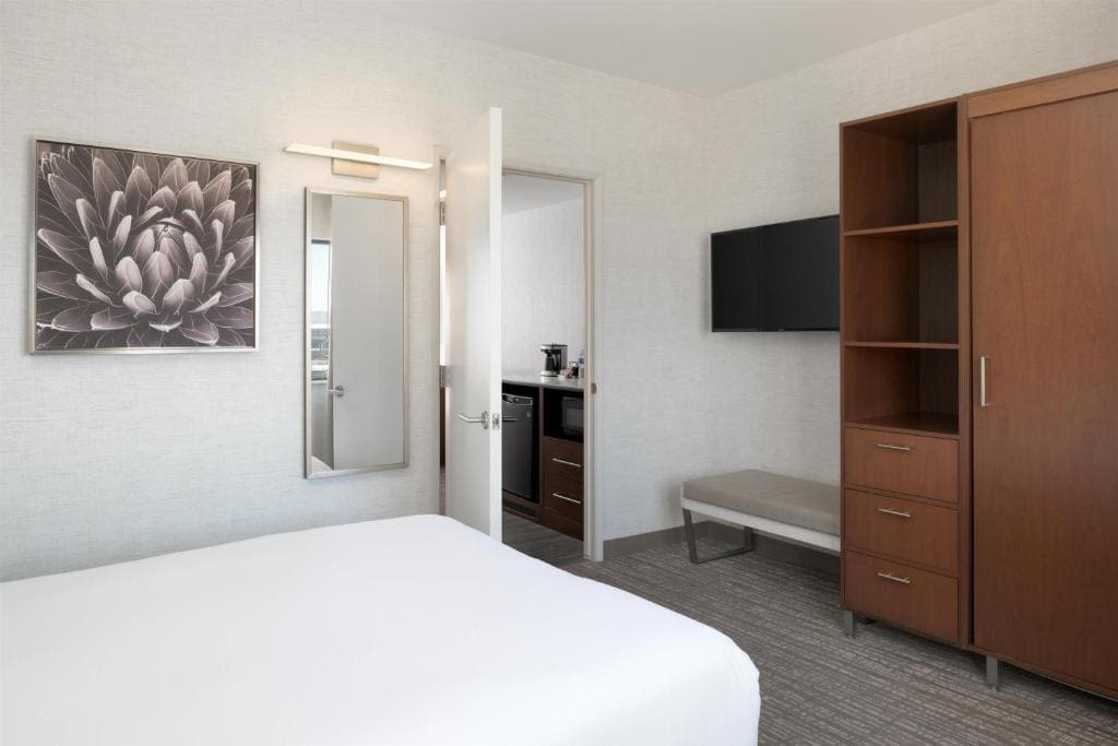 One-Bedroom Suite with One Queen Bed and Tub - Mobility Accessible room - Image 3