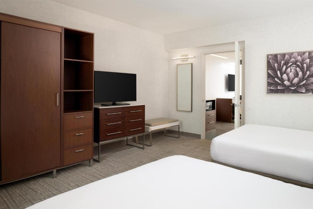 One-Bedroom Suite with Two Queen Beds and Roll-in Shower - Mobility Accessible room - Image 1