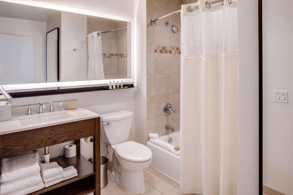 Junior Queen Suite room - Image 3