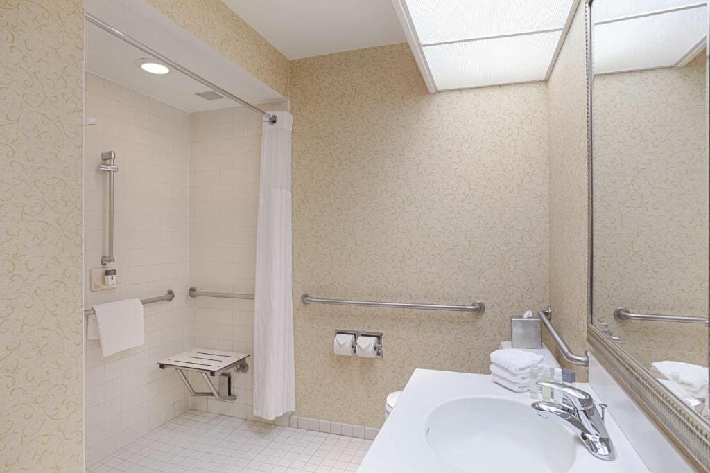 Queen Room with Two Queen Beds with Roll-In Shower - Disability Access room - Image 1