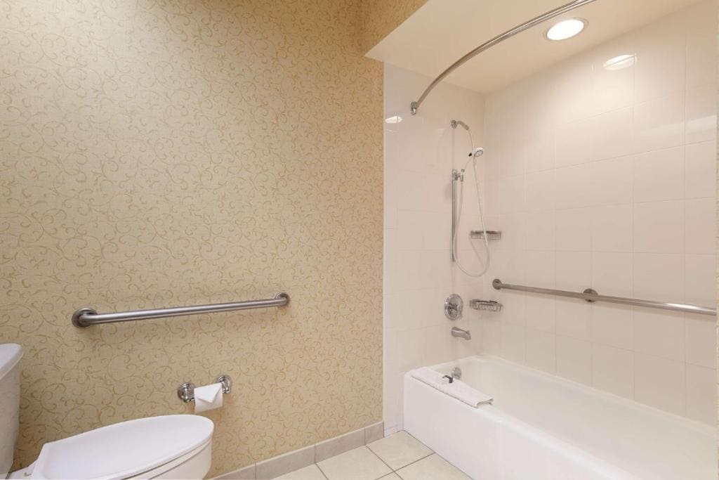 King Room with Bath Tub - Mobility Accessible room - Image 2
