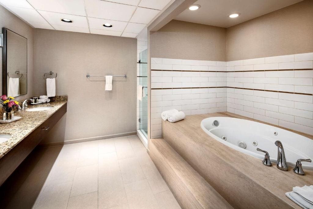 King Suite with Spa Bath - Non-Smoking room - Image 3