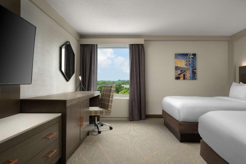 Queen Room with Two Queen Beds - Non-Smoking room - Image 2