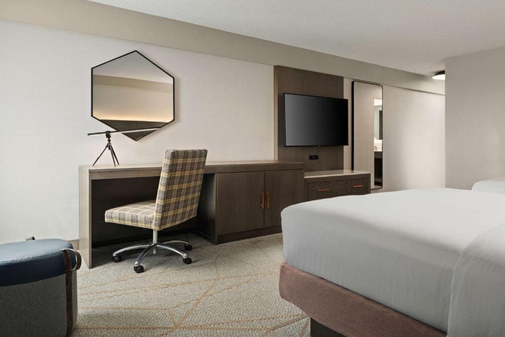 Queen Room with Two Queen Beds - Non-Smoking room - Image 3