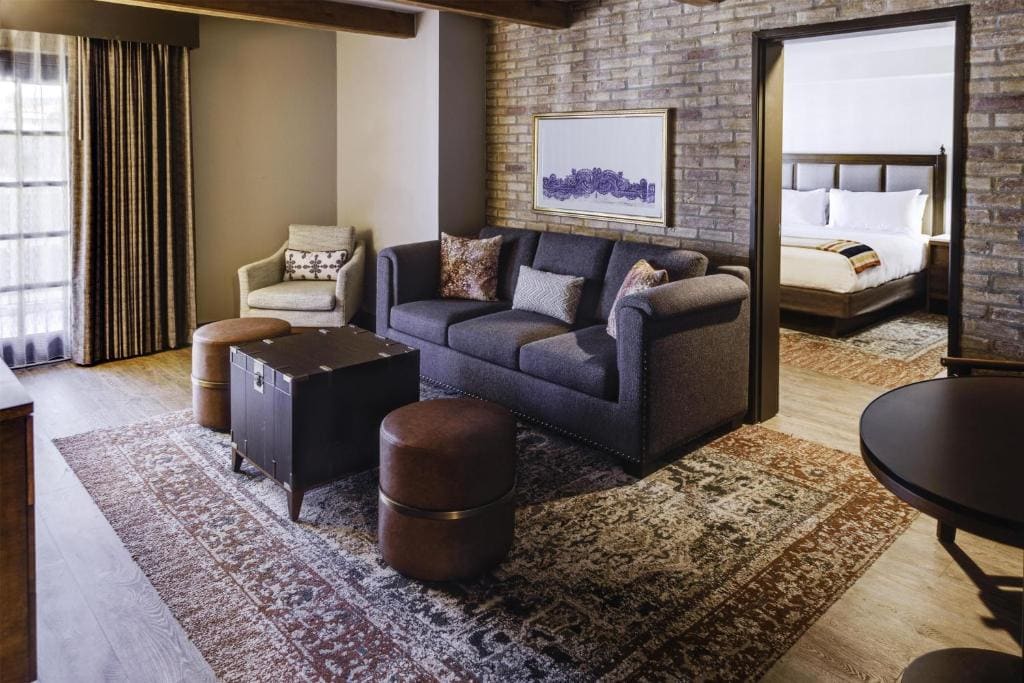 One-Bedroom Parlor Suite room - Image 1
