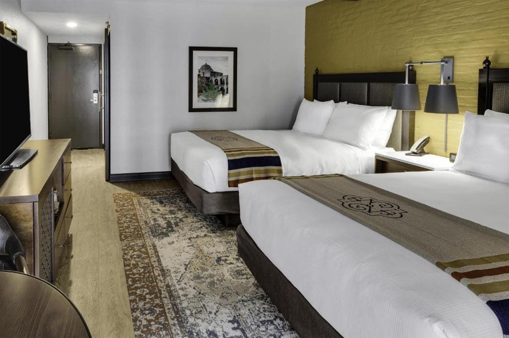 Queen Room with Two Queen Beds - Courtyard Facing room - Image 1