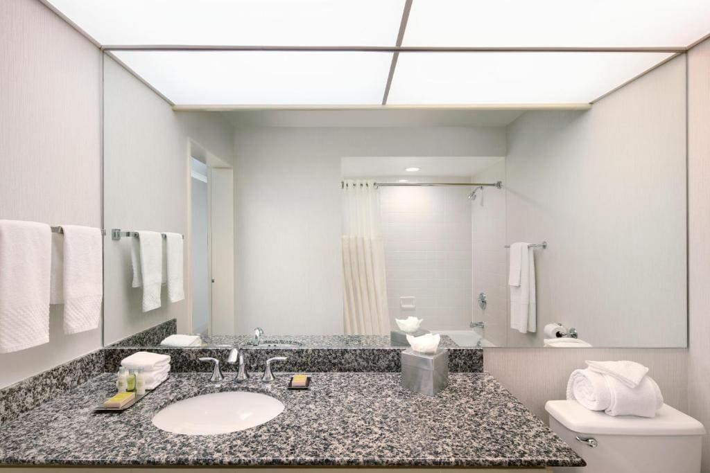 1 KING WITH COURTYARD VIEW room - Image 3